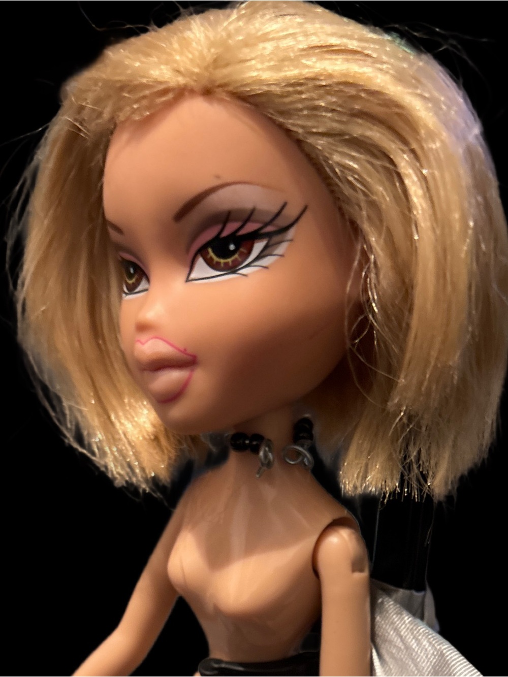 2001 Bratz Original Chloe Blonde Fashion Doll with Pink Makeup - Picture 1 of 13
